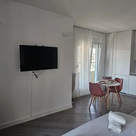 Main Bllok 2 * Tirana